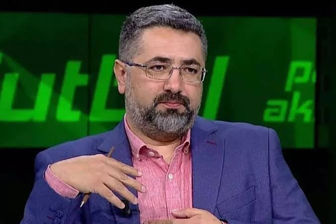 Başkan gitsin der yeni gelen başkanı yemeye kalkar, kaleci gitsin der yeni gelen kaleciyi yemeye kalkar, forvet gitsin der yeni gelen forveti yemeye kalkar. Fenerbahçe taraftarını birbirine düşürüp topçulara, başkanlara düşman eder kenarı çekilir izler. Yaşayan en büyük fener