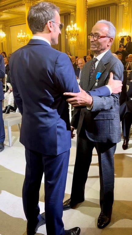 FranceinPak's tweet photo. 🇫🇷 🇵🇰 Congratulations to Ali Akbar, France’s last newspaper hawker, originally from Pakistan, on receiving the National Order of Merit from President @EmmanuelMacron at the @Elysee Palace! A powerful story of dignity, hard work and lifelong service that inspires us all 👏 https://t.co/JkSucg3b6G