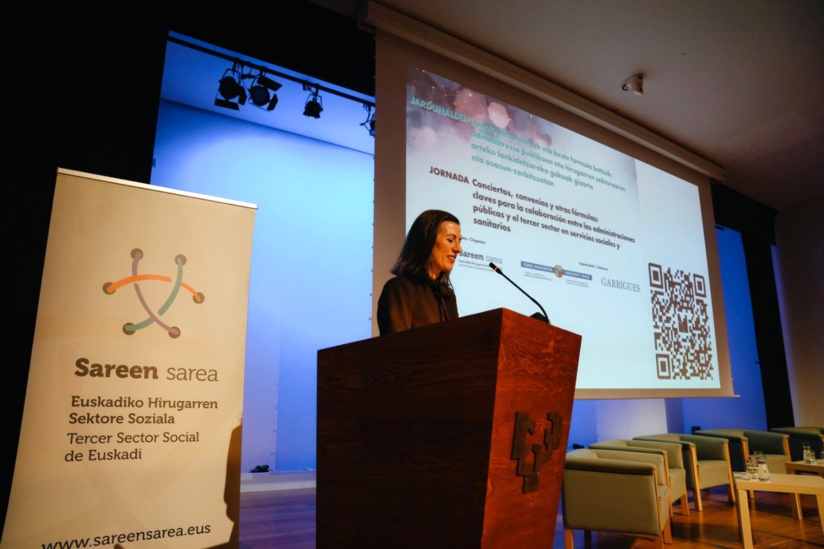 🌟Celia Gómez, presidenta de Sareen Sarea, abre la jornada “Conciertos, convenios y otras fórmulas” destacando que hoy nos reunimos más de doscientas personas del Tercer Sector Social de Euskadi y las administraciones públicas para reflexionar sobre la colaboración público-social