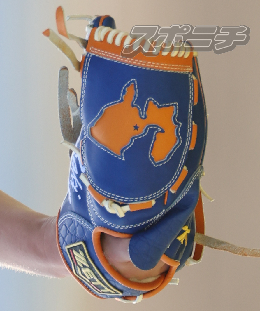 地元愛あふれる #岩崎優 投手。ウエアは #清水エスパルス 、グラブには静岡県の地図。★マークの場所は静岡市清水区でしょうか