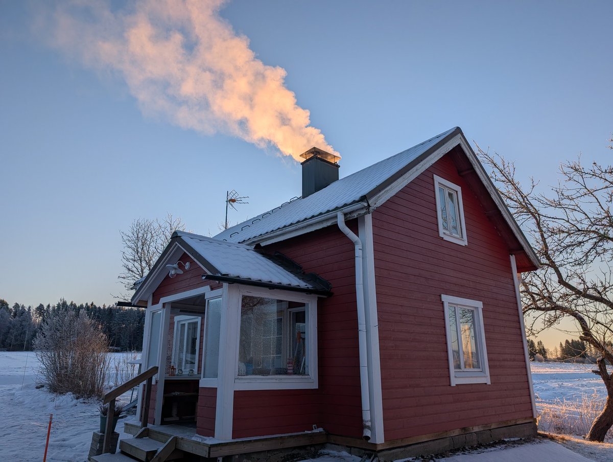 Aamulla ulkona -22🥶. Aurinko pilvettömältä taivaalta☀️. Tuvassa tuli uunissa 🔥. Tästähän vois vaikka nauttia🤓. #maalla #hyyppä #pakkanen #mummonmökki