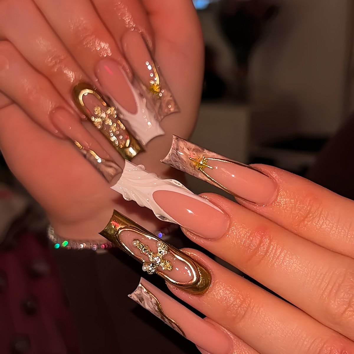 zoeyz4228's tweet image. Must-try for girls! ✨Nude nail base with 3D gold and marble — fits brunch, rooftop parties &amp;amp; daily wear. Flattering for all skin tones, perfect for photos. 💅 #NorthAmericaNails #NeutralNails #NailInspo #SkinToneFriendly #dailyglamnails