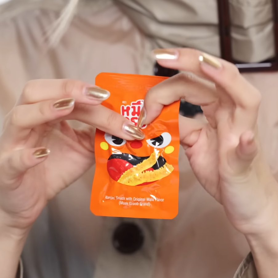 ineedanescap's tweet image. เจ้าแชงพกหมึกกรุบในกระเป๋าด้วย พี่แกชอบมาก🐙🤣