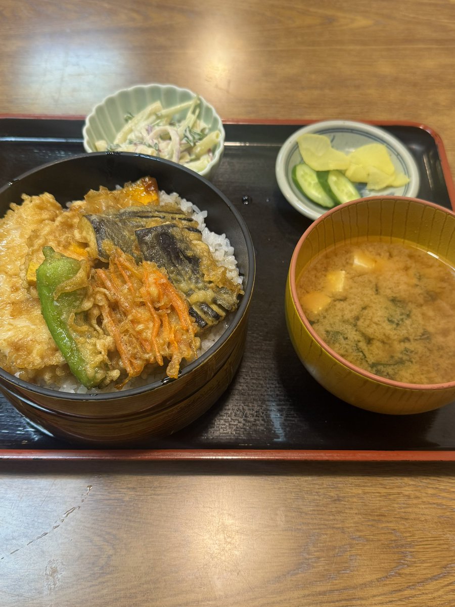 warakore's tweet photo. イカ天丼
900円

イカうまー https://t.co/t4XUR7L2uU