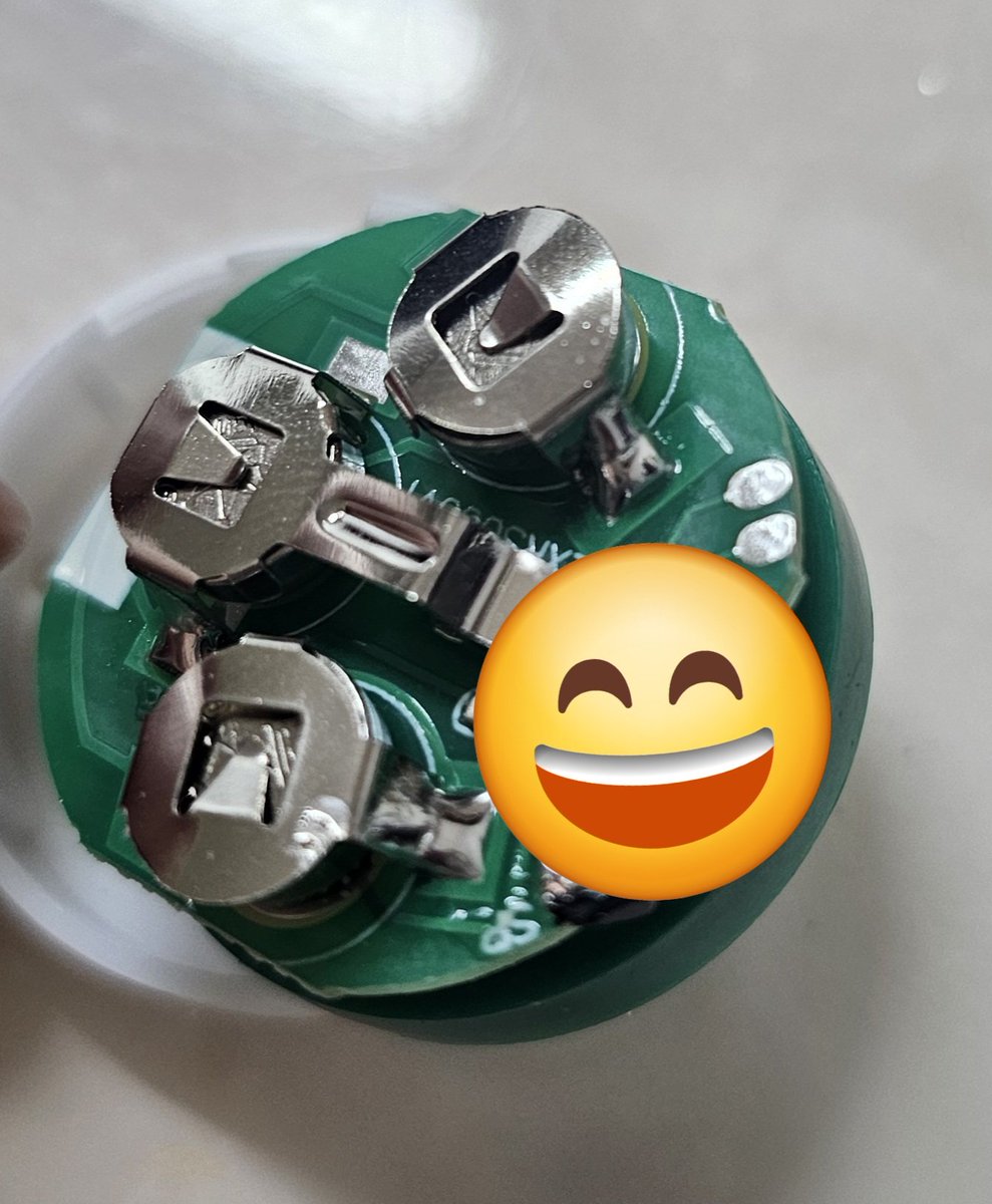 간이 배 밖으로 나온 ㅁㅊ짓^^;;;
쌤들의 보이스키링 소리 닳을까 걱정된다는 글들이 보여서 급 안쪽이 궁금.
뜯었다가 1회 실패.. (이때부터 초긴장😨)
겨우 원상복구했어요~😅
마지막사진 동그란쇠부분 아래 원형 건전지 각각 들어있어요 ㅋㅋ