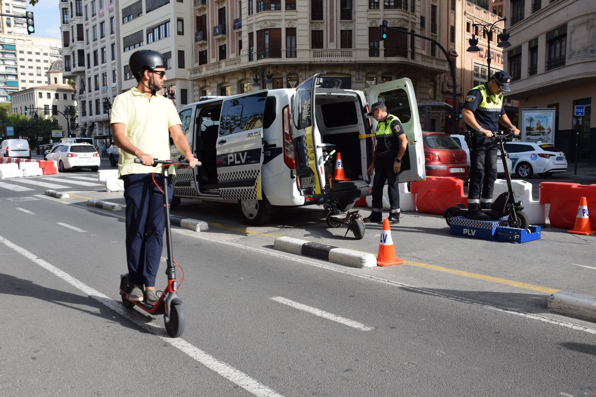 📢 Atenció, usuaris i usuàries de patinet❗
🆕 Ja és obligatori registrar els #VMP🛴en <a href="/DGTes/">Dir. Gral. Tráfico</a> 
🏷️ Obtindràs una etiqueta identificativa per al patinet i cal tindre segur obligatori
▶️ Recorda: màx. 25 km/h, casc, una persona, res de voreres ni auriculars
🔗f.mtr.cool/eyposszvtn