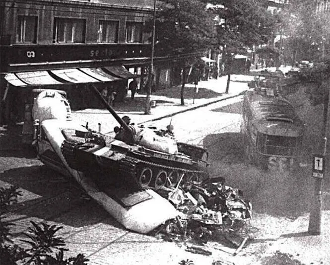 veraizmaylova41's tweet image. Советский танк давит чешский трамвай. Прага, август 1968 года.