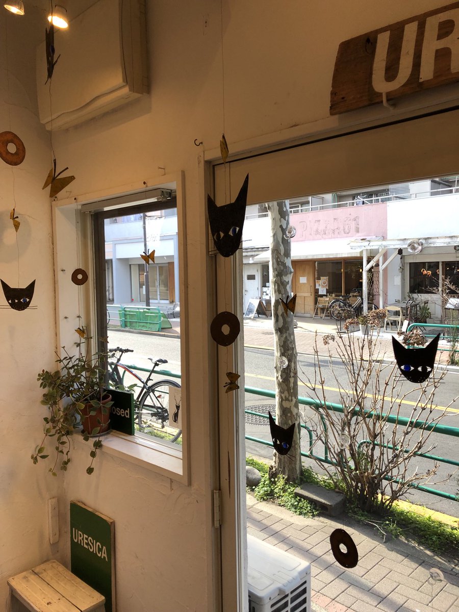 nekonade1212's tweet photo. 今日も🐈散歩。風は冷たいけど、楽しみにしていた柳本史さんの「マズルカ440」刊行記念版画展へ〜🐾いつもにも増して独特の物語世界✨にたっぷりと浸りました❣️作品と絶妙にマッチした額にも惚れ惚れ😻〜サイン本は週末ゆっくり味わう予定。〜2/9 #URESICA #柳本史 https://t.co/jSvE96LImq
