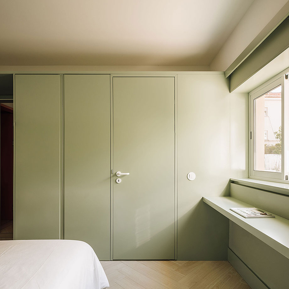 Interior_es's tweet image. Duarte Caldas. Architecture Design / DC.AD transformed this #apartment in #Cascais for independent #rentals, featuring three #bedrooms with private #bathrooms, each with its own unique color identity.
-&amp;gt; Photos: Francisco Nogueira
-&amp;gt; interioresminimalistas.com/2026/01/31/arc…