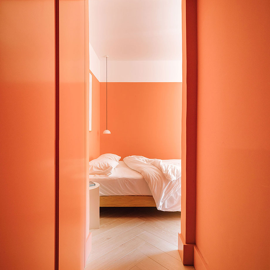 Interior_es's tweet image. Duarte Caldas. Architecture Design / DC.AD transformed this #apartment in #Cascais for independent #rentals, featuring three #bedrooms with private #bathrooms, each with its own unique color identity.
-&amp;gt; Photos: Francisco Nogueira
-&amp;gt; interioresminimalistas.com/2026/01/31/arc…