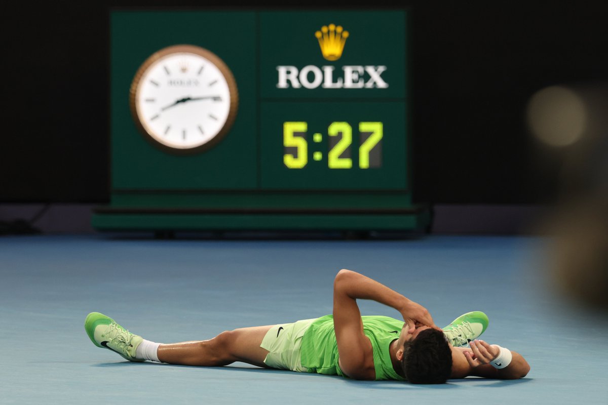 ATPTour_ES's tweet photo. ¡Qué victoria, Carlitos! 🤯

🇪🇸 @carlosalcaraz firmó otro partido para el recuerdo y este domingo intentará completar el Grand Slam en la carrera‼️🏆

📌 https://t.co/1CabBBS8GB

@AustralianOpen | #AO26 https://t.co/YUHkYUXT5o