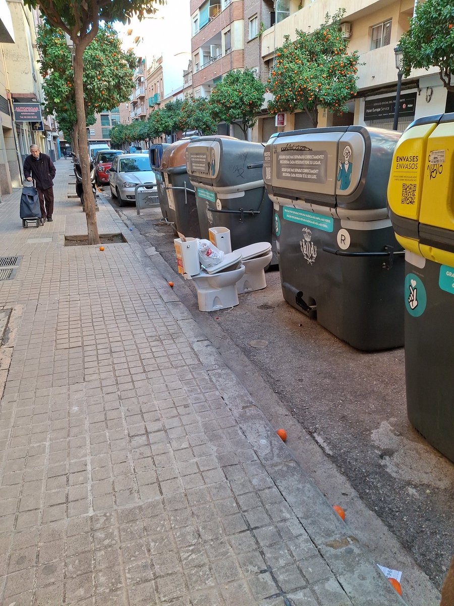 Jmj06840044's tweet photo. @AjuntamentVLC @ValenciaNetaVLC @VeinsSantAntoni @VecinosZ https://t.co/vHnt7vcio5