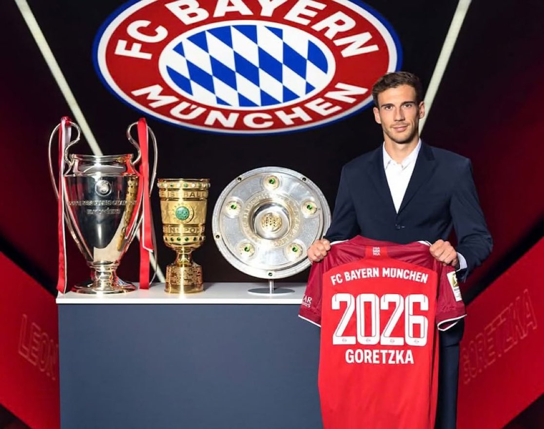 iMiaSanMia_ES's tweet photo. Leon Goretzka en IG:

Queridos aficionados, los últimos días han sido más turbulentos de lo esperado. Al mismo tiempo, me han traído claridad: aunque me honra el interés de los mejores clubes internacionales, he decidido claramente que quiero quedarme en el FC Bayern hasta el final de la temporada. Con un equipo con el que es increíblemente divertido estar, tanto dentro como fuera de la cancha, y un entrenador que ha convertido a nuestra plantilla en una verdadera unidad. Siento un profundo compromiso con este equipo y el club. Nuestro objetivo común es volver a Marienplatz en mayo, ¡celebrando los títulos más importantes junto a USTEDES!

Al mismo tiempo, el club y yo hemos decidido, tras conversaciones constructivas y positivas, que nuestra exitosa etapa juntos terminará este verano. Como ya he dicho, también es el momento ideal para empezar una nueva etapa: como futbolista y como persona. Pero aún queda mucho por hacer. ¡Démoslo todo para alcanzar el máximo éxito esta temporada y en el Mundial con el FC Bayern y la selección nacional! ¡Tengo muchas ganas! ¡Gracias por vuestro apoyo! ¡2026! 😉 ¡Mia san Mia!

León