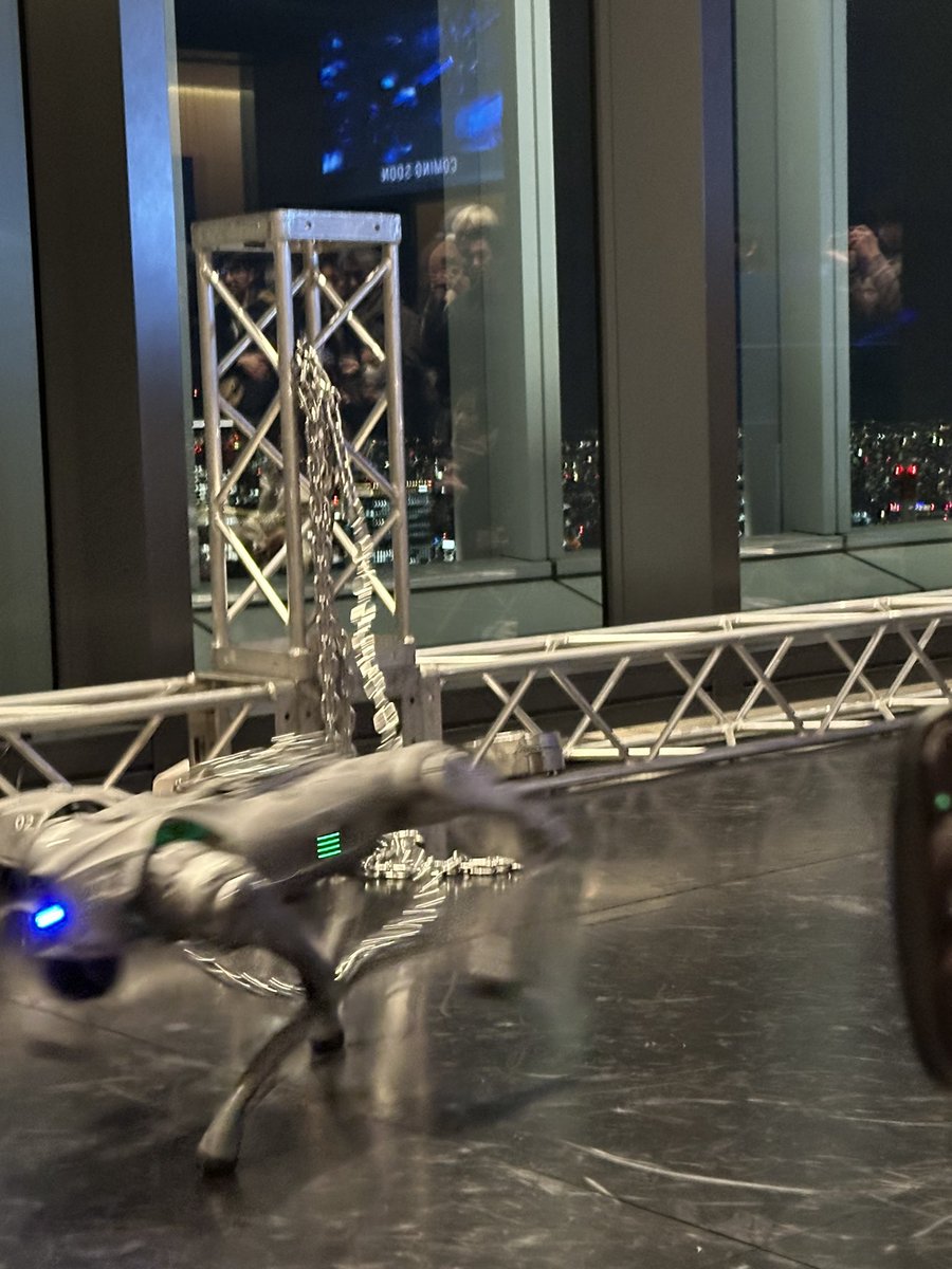 ume_e's tweet photo. 昨日は虎ノ門でTokyo Prototype。主に藤堂さんの犬を見に。観客を襲おうとする犬を安全圏で見ている自分、をメタ的に捉えるか目の前にいて襲われる人として没入するか。後者観点で見るなら最前列からローアングルで見ると迫力倍増。（写真ブレブレ）　SEERもいた！ https://t.co/HbioTN7SuK