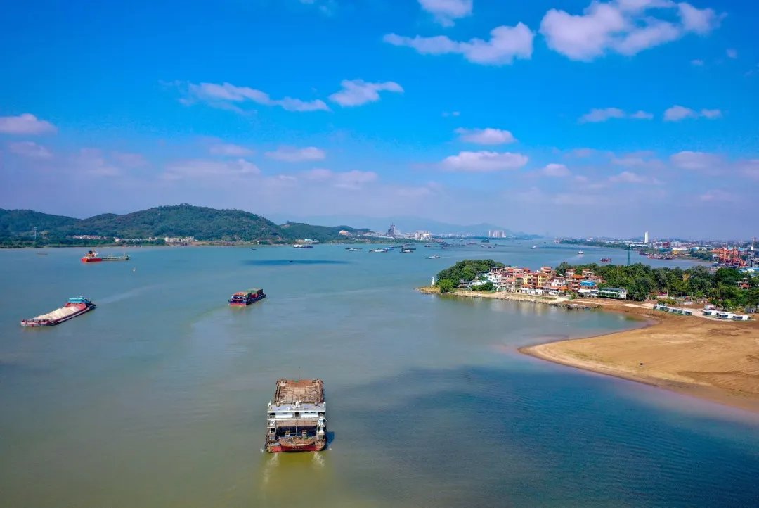 DiscoverFoshan's tweet photo. Discover Bozijiao, a hidden gem along the Xijiang River in #Foshan!🍃🌊 This rare natural sandy beach and expansive lawn offer the perfect escape. #VisitFoshan #MicroVacation #NatureEscape https://t.co/tELmTI5a5h