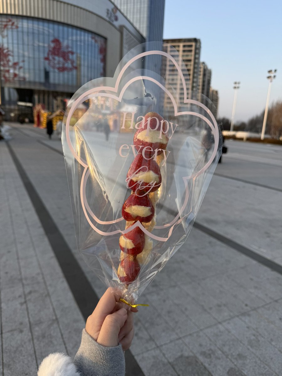 백현의 비눗방울로 나의 일상을 기록하다~
백현아 나 케이크 사오는 길이야~오늘은 외할머니 생신을 보내러 갈 것이다🥰
딸기 탕후루도 샀어요  맛있어요~
#백현아오늘