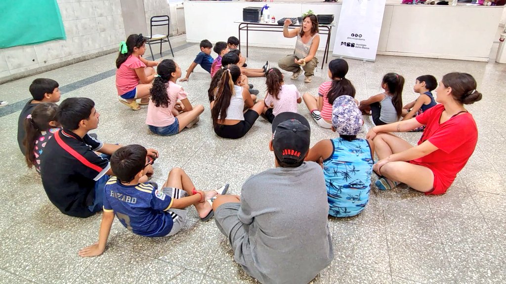 Ayer finalizó la participación del programa #HuertasDeLaCiudad🍅🥦🌸 del <a href="/MunicipioBahia/">Municipio Bahía Blanca</a> en los encuentros de las #EAV (Escuelas Abiertas en Verano🌞).

El ultimo se desarrollo en la #Escuela10 de la localidad de #GeneralDanielCerri.💪
Junto a los profes y a quienes participan