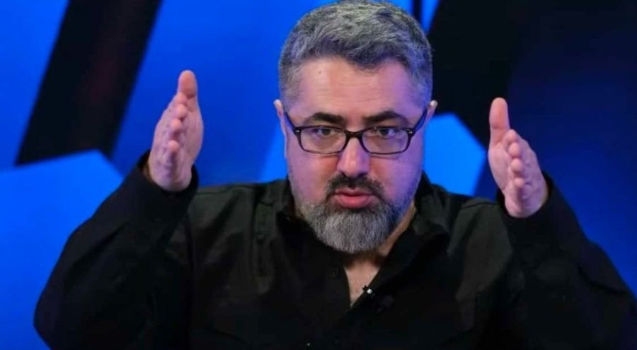 Zaha’ya tek kelime etmedi. Ndombele’ye tek kelime etmedi. Tete’ye tek kelime etmedi. İlkay’a tek kelime etmiyor.

Yatıyor kalkıyor Fenerbahçe futbolcularına lakap takarak itibarsızlaştırmaya çalışıyor. Bu sayede Barcelona’da ev aldı. İzleme, izlettirme.