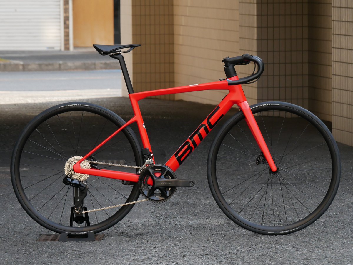 kanzakisenri's tweet photo. BMC Teammachine SLR THREE 2026年モデル
2ndグレードとはいえ、フラグシップモデルのSLR01と同じく高い剛性、快適性、エアロダイナミックスを持ったバイク。
店頭在庫分に限りお買得となっております。
只今店頭展示中です!
HP→https://t.co/aVuenwjio2
#BMC #Teammachine https://t.co/Xe9SjByALR