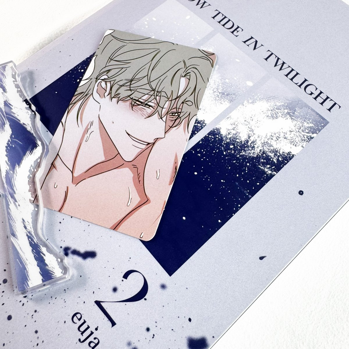pinsin_books's tweet photo. 🌊《水邊之夜》2 特裝版 潮汐開箱🌊

把第一集與第二集封面拼在一起
和立牌的Q版圖相呼應，非常值得收藏🩵

(1/2)
#水邊之夜 #물가의밤 #LOWTIDEINTWILIGHT #euja #으자 #黃欣儀 https://t.co/TjjINCqLiS