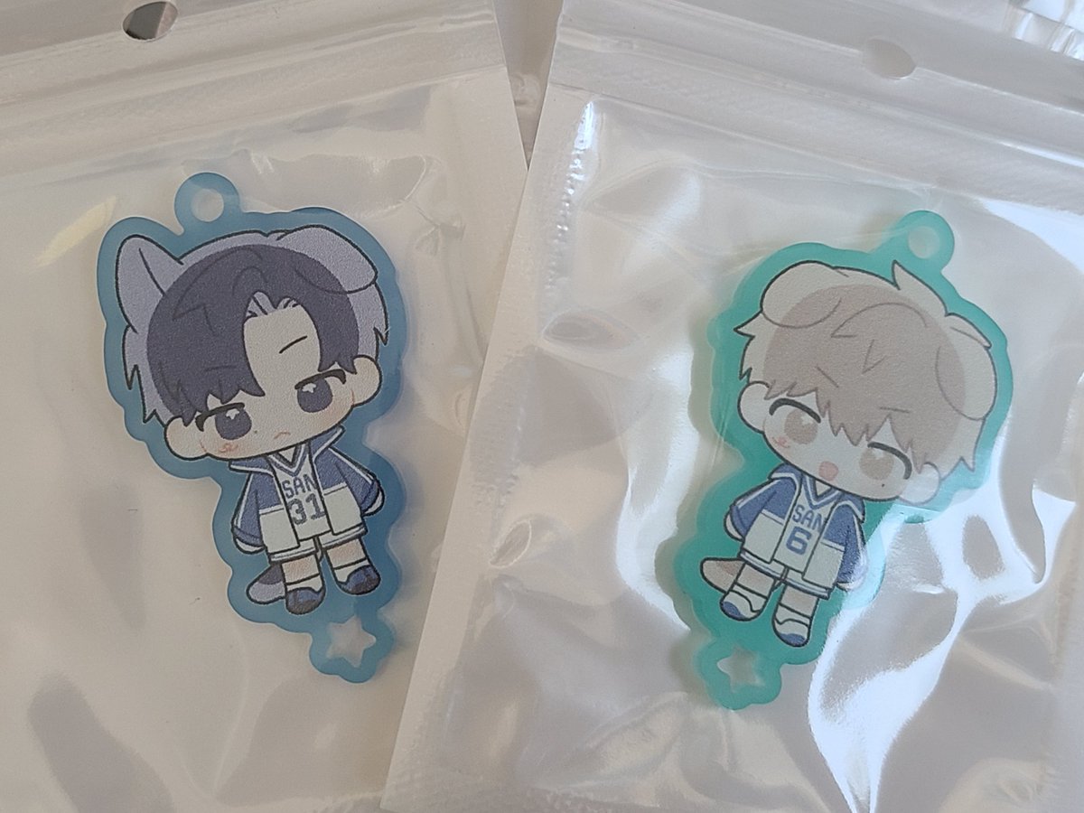 #블랭커팩토리 #굿즈제작 #키링제작  

이번에도 키링 제작 블랭커팩토리에 맡겨서 진행했습니다ㅎㅎ 항상 수량이 얼마가 되어도 무척 빠르게 발송해주셔서 일정이 바쁠 때 찾아뵙기 좋겠다 싶어요. 그리고 띠부씰 제작한다는 느낌으로 도안을 만드니 흰 테두리가 생기는 등의 오차가 많이 줄었습니다~