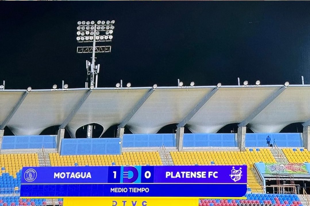 JorgeRdeportes's tweet photo. En la #LigaEstrellada 🇭🇳 en El Nacional se va la energía eléctrica en cada partido en pleno 2026 !
Bochornoso ! Vergonzoso ! Aquí jugará el @ClubAmerica ante el @CDOlimpia
Siguen siendo Ruinas solo que maquilladas y con butacas que deben de ser pintadas con los colores de nuestra bandera.
#SinChimarse