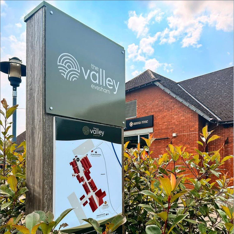 PyramidDisplay's tweet image. A closer look at how Alupanel® is used across the sign industry.

Designed as a lightweight aluminium composite panel, offering strength, stability and a clean finish across a wide range of sign and display applications.

#Alupanel  #SignMaking #PyramidDisplayMaterials