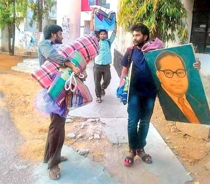 क्या आपको यह याद है?

वह हैदराबाद यूनिवर्सिटी का टॉपर था।

उसकी स्कॉलरशिप रोक दी गई। उसे हॉस्टल से निकाल दिया गया।

उसे सड़कों पर रातें बिताने के लिए मजबूर किया गया।

उसका एकमात्र गुनाह यह था कि वह दलित था।

वह 'जय भीम' कहता था। रोहित वेमुला इस बात का सबूत है कि भारत में फैला