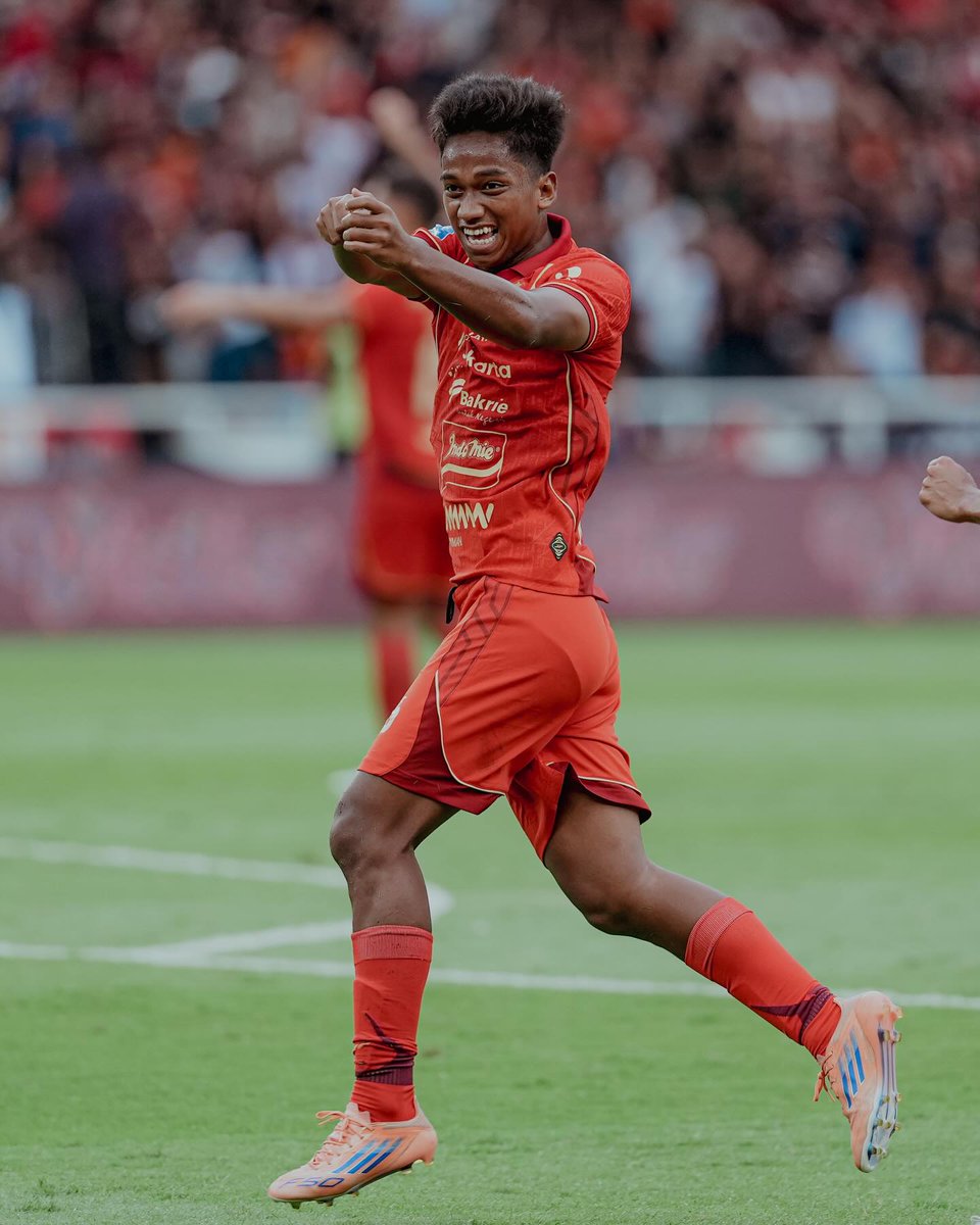 Bola_Jakarta's tweet photo. Beruntung banget kita punya Aditya Warman, usianya masih 20 tahunan awal. Tapi cara dia main, buka ruang, liat pergerakan lawan, sama cara passing-nya cakep banget, anak ini keren banget. Keren lo dit. 😭 #PersijaDay https://t.co/YUY0AVMacP
