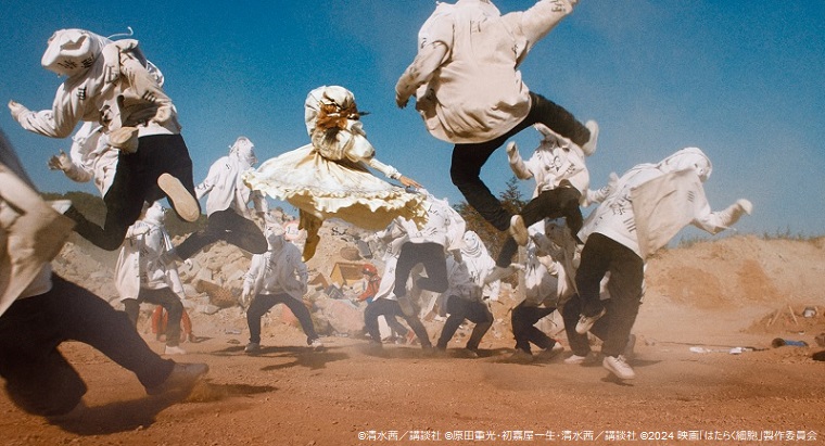 戦闘シーンになったらガラッと変わってほしい」と監督からオーダーがあったという松本若菜さん。「原作だとニコニコ笑いながら鉈を振り回す感じですが、実写版ではキャラ変ではありませんが、パッと切り替えて鋭い視線で敵を斬った方がカッコよくなる、と監督からお話しをいただきました」と語っていま