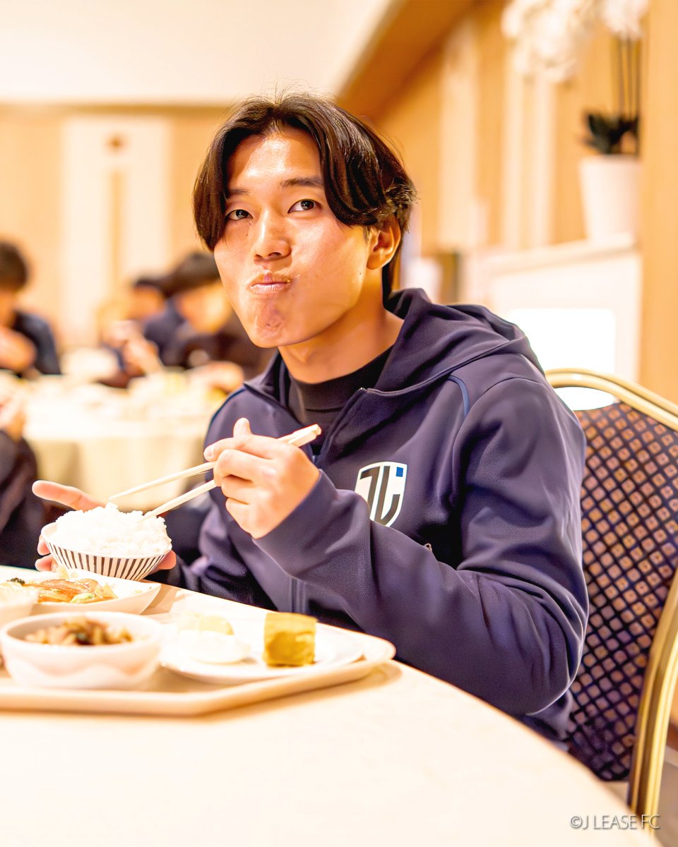 jleasefc's tweet photo. 🐿️🔵⚫️PHOTO GALLERY｜CAMP DAY4⚫️🔵🐿️
／
📸 キャンプ DAY4
＼
キャンプ4日目。
今回は、キャンプ期間中に見せる
 選手たちのリラックスした表情をお届けします😊✨

また、本日は平吹選手のバースデー🎂ということで、
チーム全員でお祝いをしました✨

その様子や、選手インタビューに笑顔で応えてくれる姿など、ぜひご覧ください！

#ジェイリースFC
#READYSETSAIL
