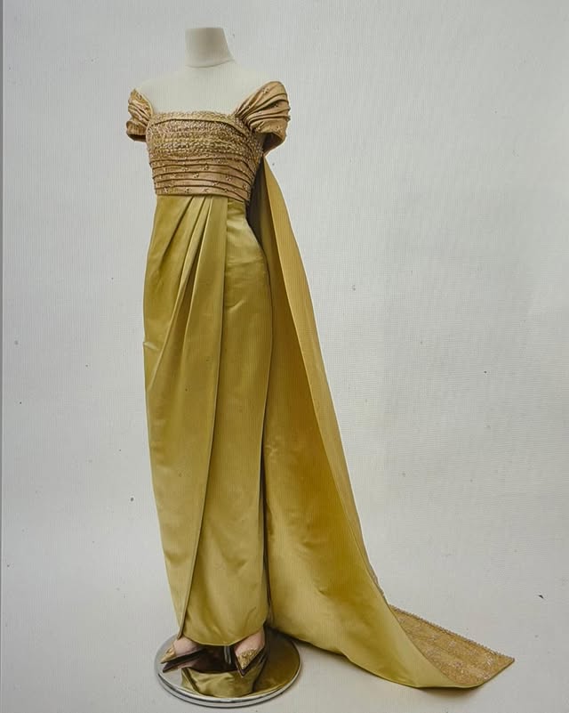 บัลแมงใช้ผ้าไหมไทย มีเรฟเป็นชุดของสมเด็จพระพันปีหลวง เฉลิมฉลองความสัมพันธไทย ฝรั่งเศส ครบ 170 ปี ปักเพชร เลื่อม ปราณีตขนาดนั้น เอาไทยแค่ไหน?  ติ่งตึกชมพูที่คอยแซะลิซ่าอีกแล้ว อาการเป็นไง เห็นคนไทยได้ดีแทนจะสนับสนุน ลูกอีแทงสวน ชาติหน้าก็อยู่แบบนี้ไปค่ะ เสร่อ