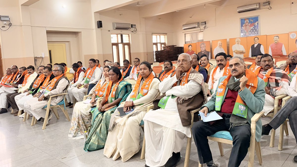 आज प्रदेश कार्यालय में नगर निकाय चुनाव–2026 के निमित्त एक महत्वपूर्ण एवं सार्थक बैठक का आयोजन किया गया।

इस बैठक में नेता प्रतिपक्ष आदरणीय श्री बाबूलाल मरांडी जी, महामंत्री (संगठन) श्री कर्मवीर जी, द्वय पूर्व मुख्यमंत्री श्री अर्जुन मुंडा जी एवं श्री मधु कोड़ा जी, अनुसूचित जनजाति