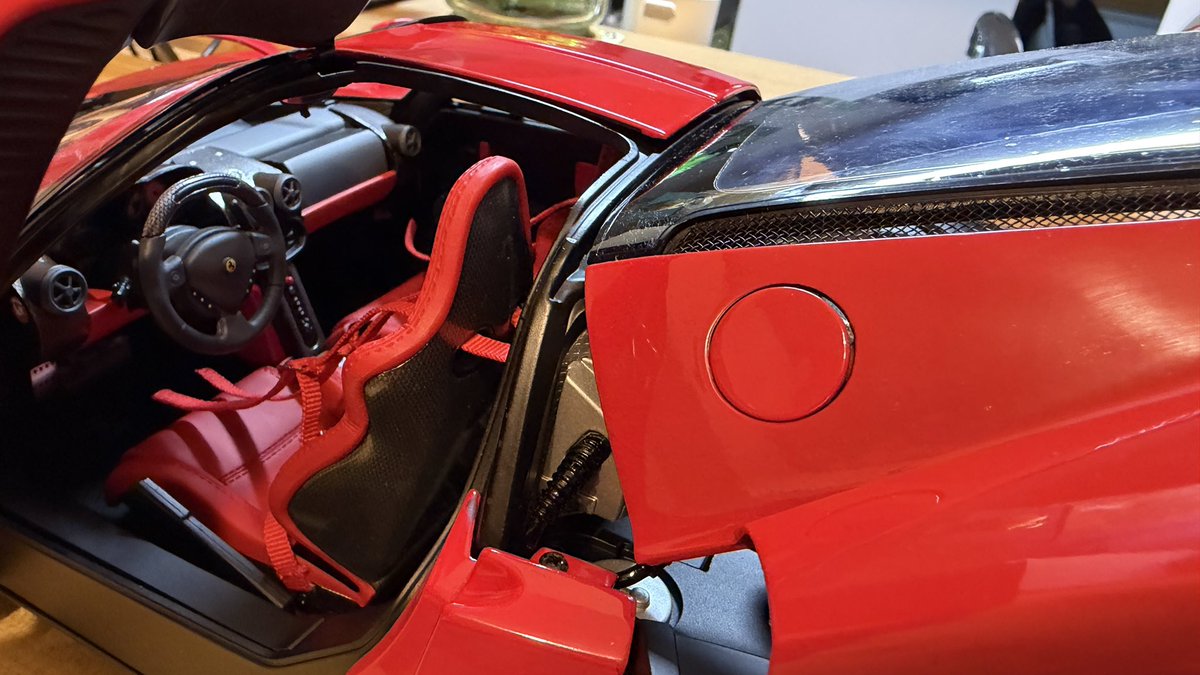 デアゴスティーニのエンツォ・フェラーリ完成しました。こうやって精密