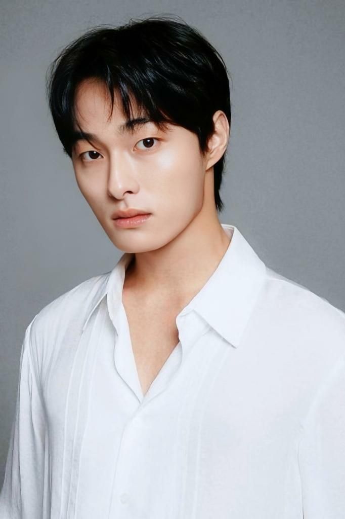 Muhamma88596556's tweet photo. Yoon Chanyoung and Park Jihu not rumored to be dating despite being in a relationship for 6 years (2020-2026) https://t.co/iT9fTNDv5H