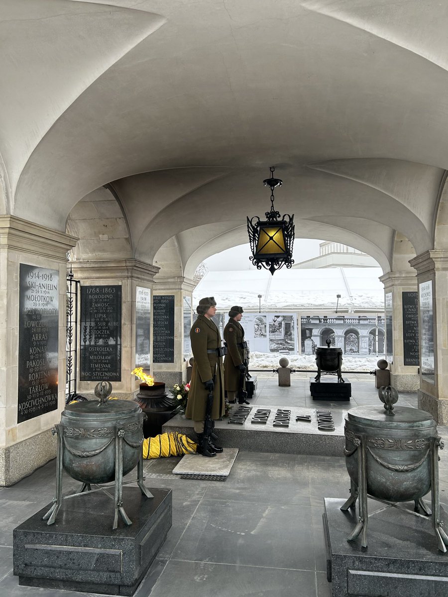wojcikrp's tweet image. #ChangingOfTheGuard, #TombOfTheUnknownSoldier, 
#PiłsudskiSquare, Warsaw, Poland🇵🇱 

It’s a dignified ceremony, performed with precision and  perfection each hour, 24 hours a day, 365 days a year, by the #HonorGuard, #PolishArmedForces.  
Today’s event takes place in bitter cold