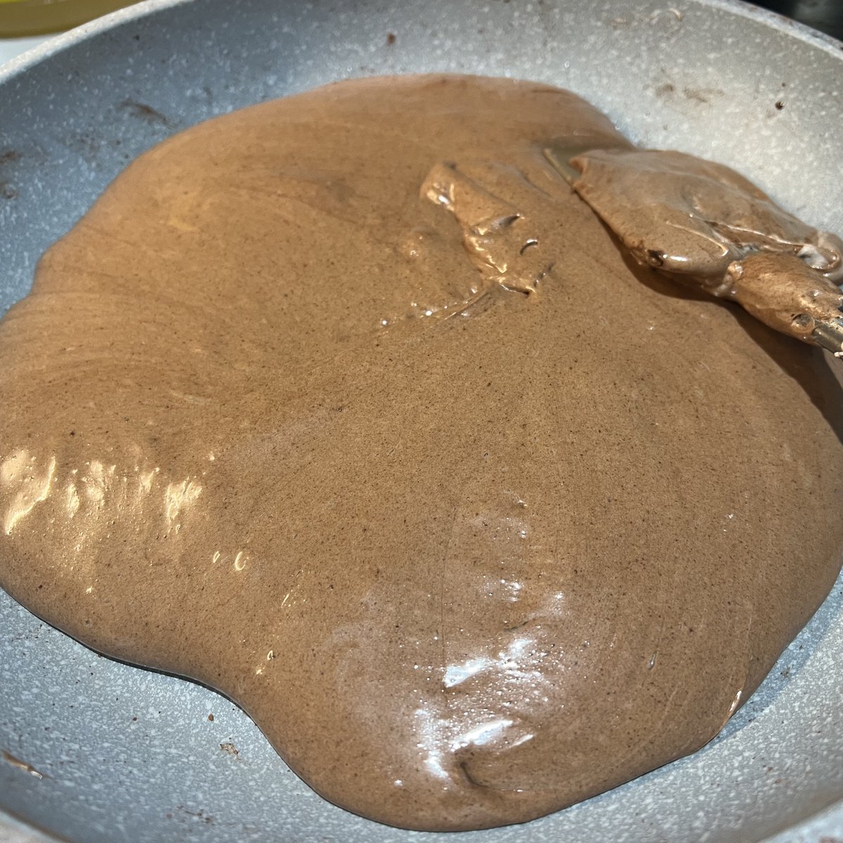 재료배송 오는데에만 한 달 걸린 두바이쫀득쿠키. 드디어 만들어봤어요. 마시멜로 녹여서 카카오파우더랑 섞는데 팔 빠지는 줄 알았고, 찐득한 피 질감 때문에 싸매는 데에 한세월 걸림;;
그래도 맛은 좋다... 그치만 다신 안 만들어!