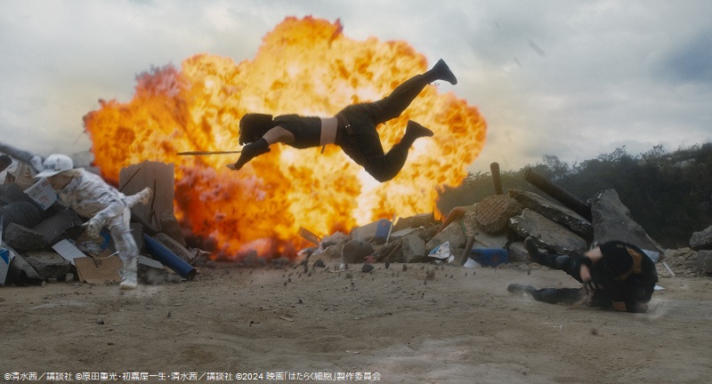 抗がん剤のミサイルが爆発するシーンは茨城県の石切山脈で撮影。地形と石を生かしながら、石の山を作ったり建物跡を足したりすることで廃墟感を出したそう。佐藤健さんにとって特撮ドラマ『仮面ライダー電王』以来の爆破シーンだったそうです