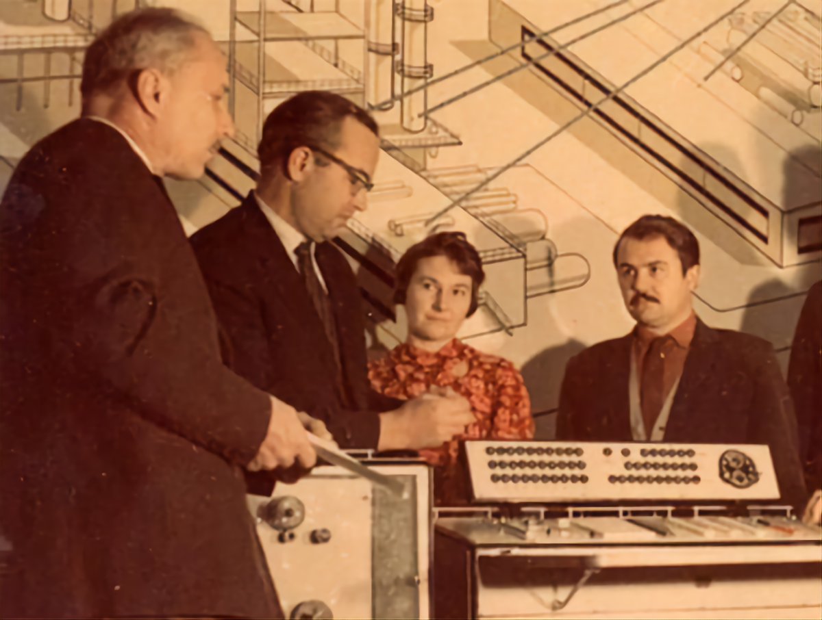 Un 30 de enero de 1982, fallecía el matemático soviético, Victor Glushkov, padre de la tecnología de la URSS y pionero de la cibernética, principal precursor del primer proyecto de internet en el mundo, la OGAS.

Mientras la propaganda yanki afirma que ellos inventaron internet