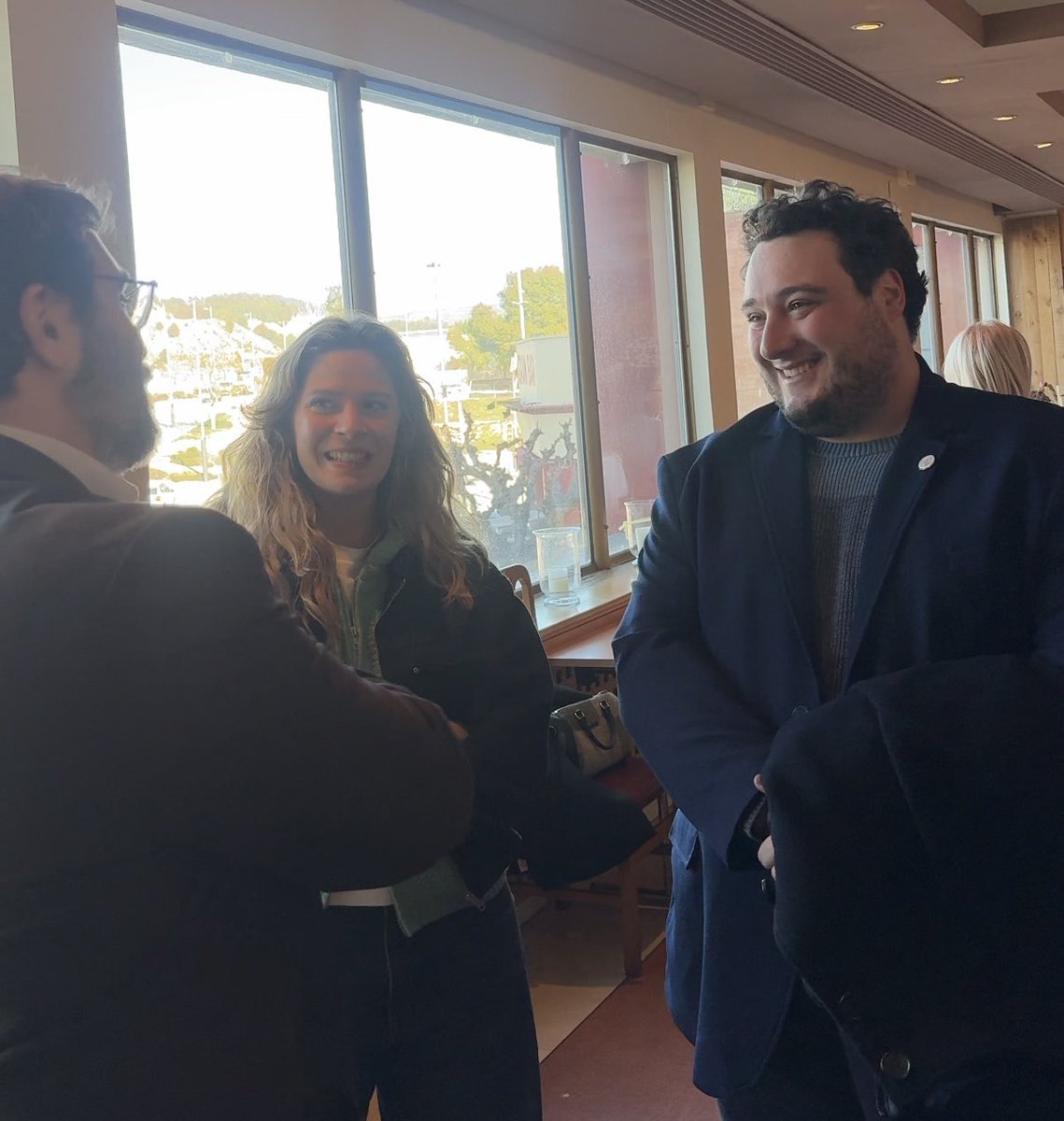 🤝🌹Rebem a Igualada el president del grup parlamentari del PSC, Ferran Pedret, en una trobada amb la militància de l’Anoia per compartir converses, idees i reflexions sobre l’actualitat política.
