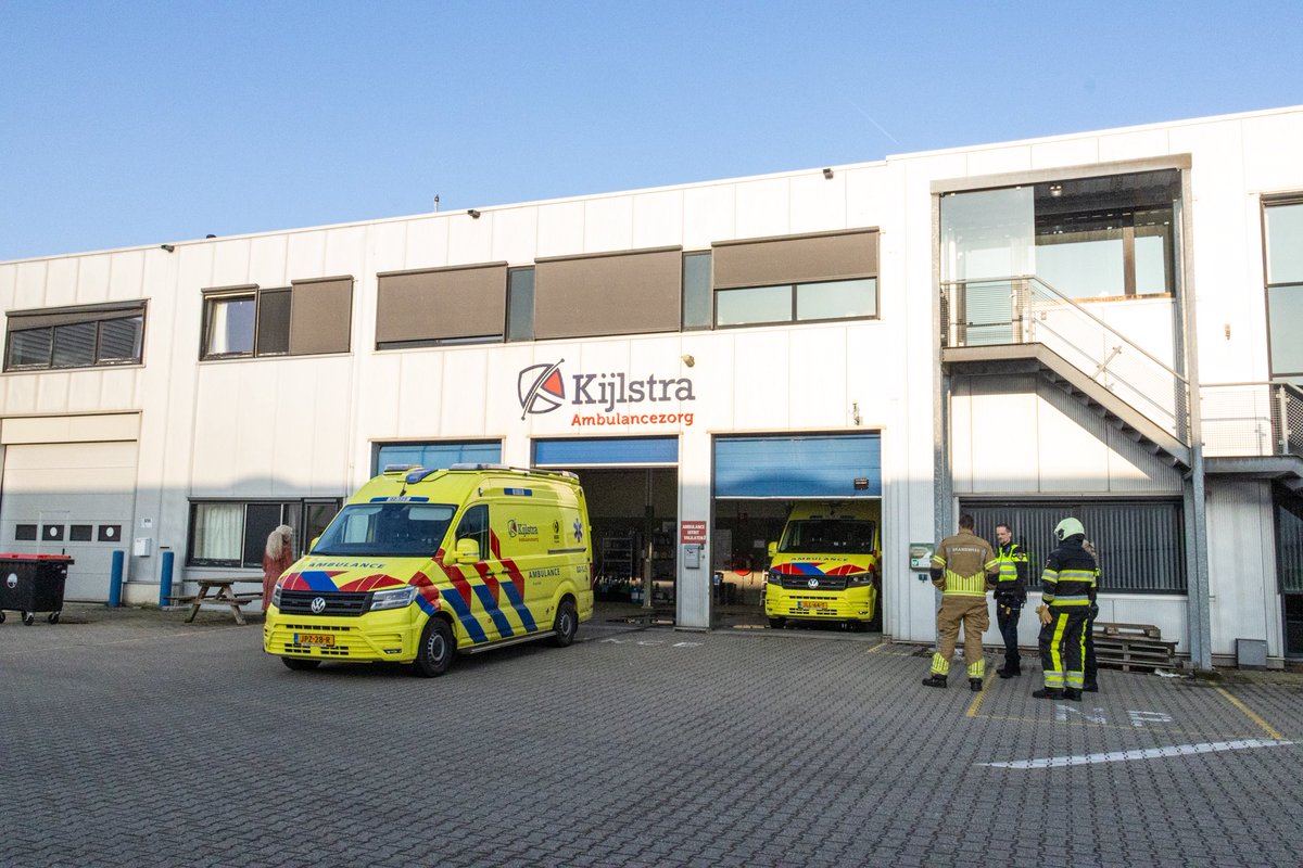Brandweer onderzoekt vreemde lucht bij ambulancepost Heerenveen