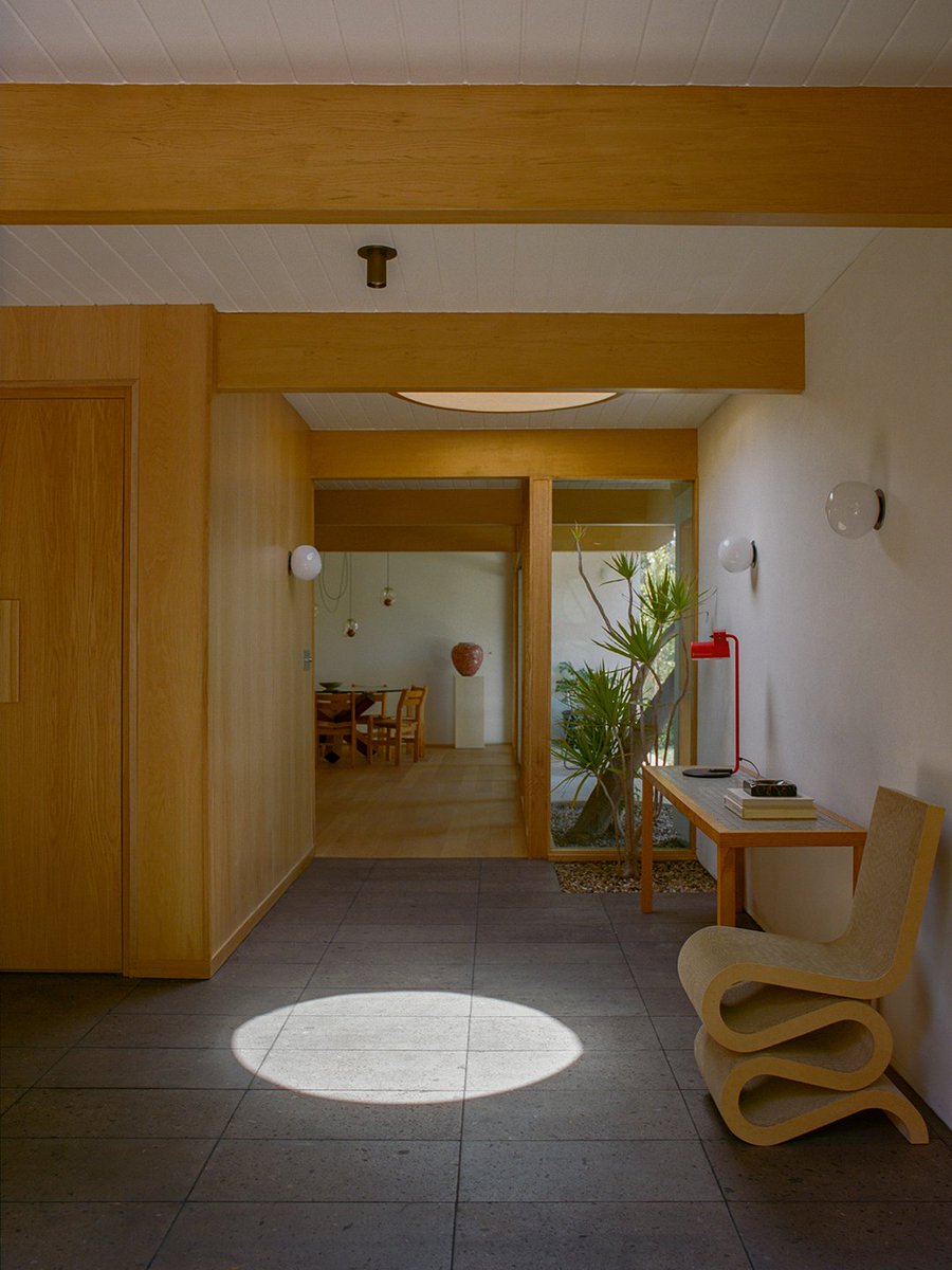 4AAAAart's tweet image. 1956 Mid Century Home Renovation by Jesse Rudolph and Joelle Kutner of Ome Dezin*

Brentwood, California, USA 🇺🇸