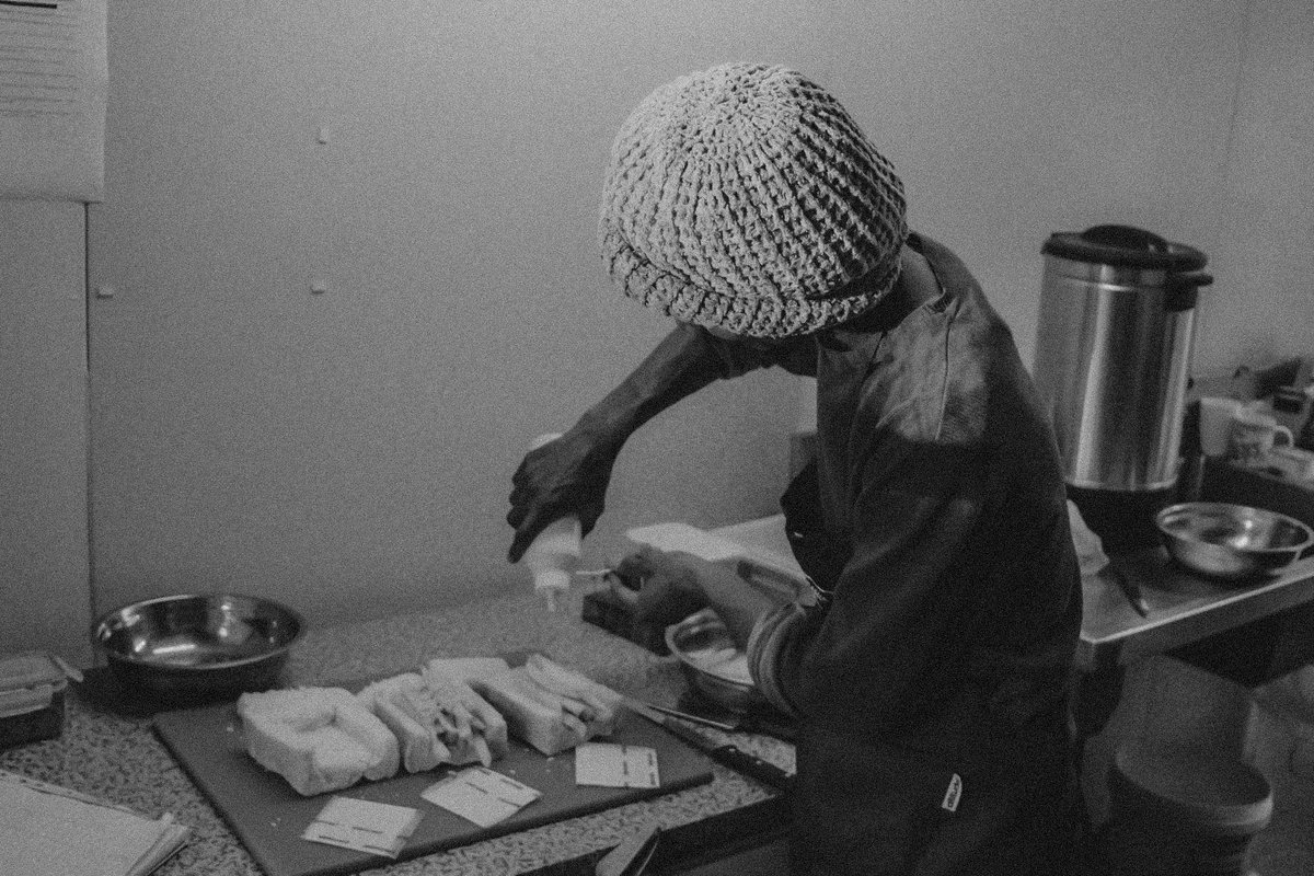 obbkza's tweet photo. Hands at work.
Dreams in motion.
Community at heart. ✊🏾🔥
#TheGrind #BlackOwned #FromTheKitchen https://t.co/hWprN9TSTT