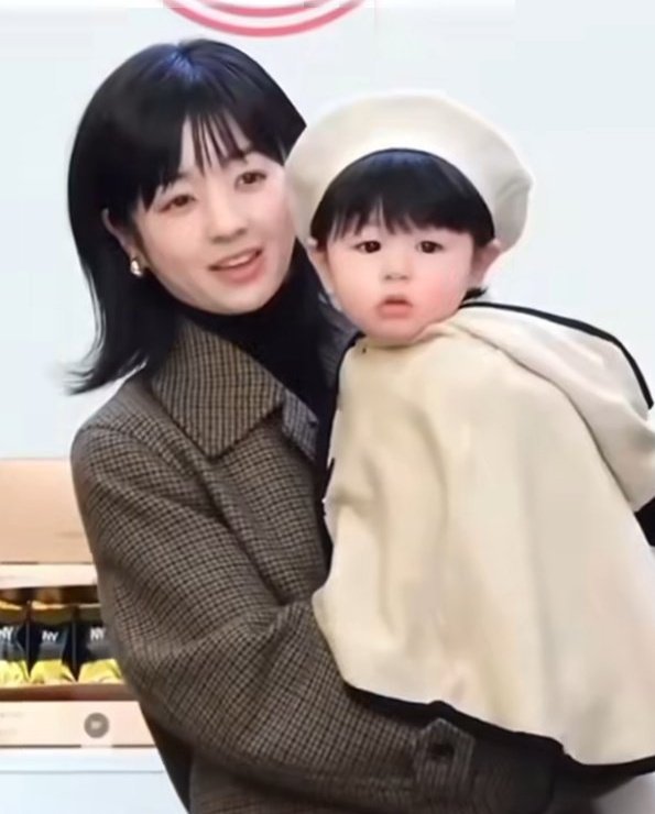 junokoomi's tweet image. The woman who looks like jungkook gave birth to a mini jimin 😭😭😭