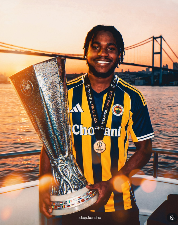 Fenerbahce__FR's tweet photo. FENERBAHÇE S'IL TE PLAIT💛💙

JE SUIS QU'UN HOMME AVEC DES RÊVES 🤣 https://t.co/mfgRTCyeoA