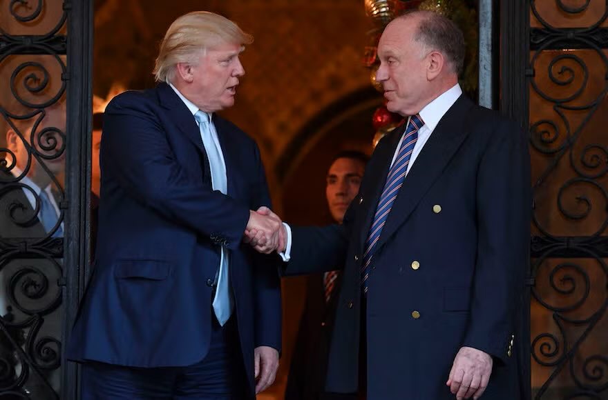 RpsAgainstTrump's tweet image. JUST IN: Donald Trump has named former Federal Reserve official Kevin Warsh to succeed Jerome Powell as Fed chair.

Warsh’s father-in-law is billionaire Ron Lauder, a major GOP donor and close Trump ally who just struck a deal to mine lithium in Ukraine. Lauder is famously the…