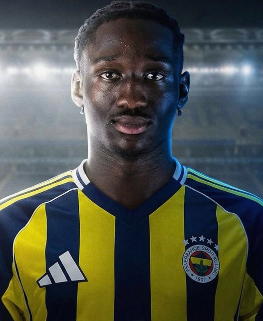 Fenerbahce__FR's tweet photo. FENERBAHÇE S'IL TE PLAIT💛💙

JE SUIS QU'UN HOMME AVEC DES RÊVES 🤣 https://t.co/mfgRTCyeoA