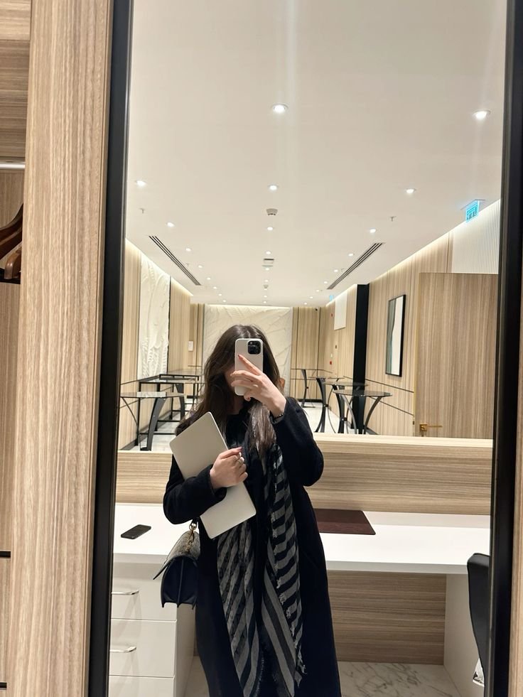 Daisyzyin's tweet photo. Whether it’s rainy or sunny in London, I’ve got to stay smart and hustle through the day. 🌧💪 https://t.co/kbaj7tqsP5