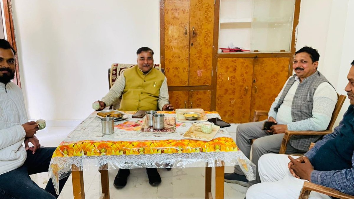 क्रय–विक्रय सहकारी समिति लिमिटेड, सलेमपुर, जनपद देवरिया के निदेशक श्री तेज प्रताप सिंह जी के ग्राम साहोपार महदेवा, देवरिया स्थित आवास पर भेंट कर,मांगलिक कार्यक्रम के अवसर पर हार्दिक शुभकामनाएँ प्रेषित कीं।