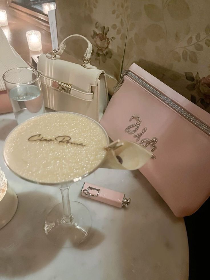 m 𝜗𝜚 tweet media